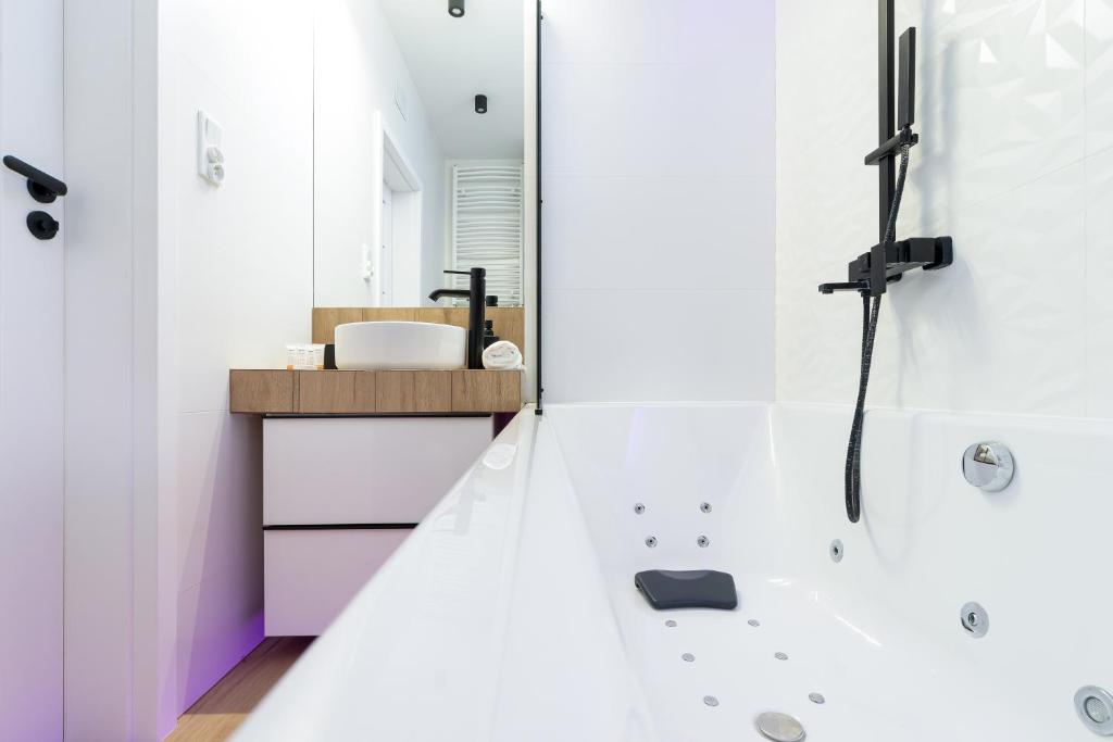 Kúpeľňa v ubytovaní Movie Jacuzzi Apartment at the Main Station by Noclegi Renters