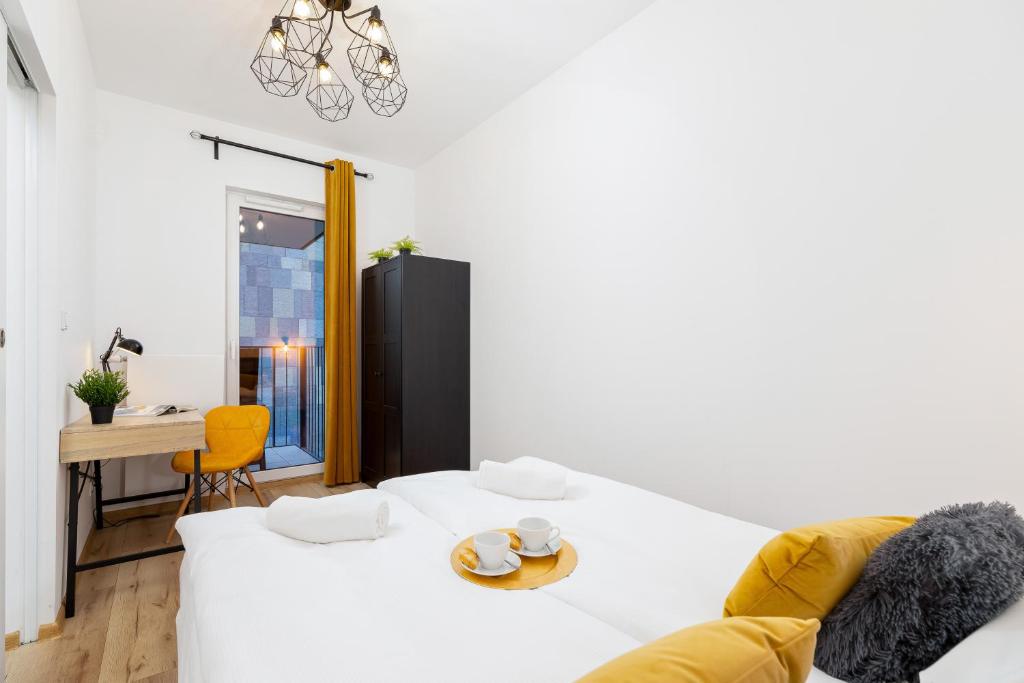 Posteľ alebo postele v izbe v ubytovaní Movie Jacuzzi Apartment at the Main Station by Noclegi Renters