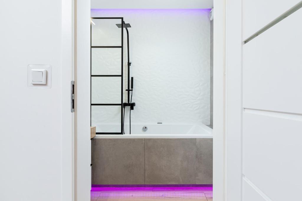 Kúpeľňa v ubytovaní Movie Jacuzzi Apartment at the Main Station by Noclegi Renters