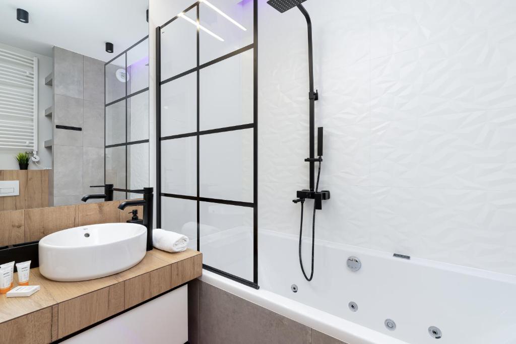 Kúpeľňa v ubytovaní Movie Jacuzzi Apartment at the Main Station by Noclegi Renters