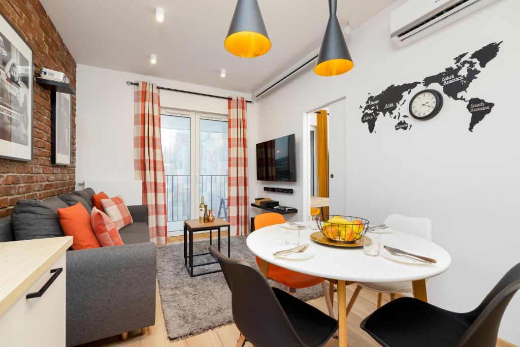 Posedenie v ubytovaní Movie Jacuzzi Apartment at the Main Station by Noclegi Renters
