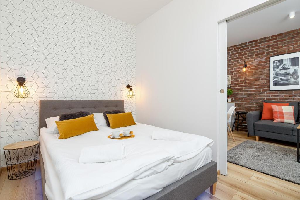 Posteľ alebo postele v izbe v ubytovaní Movie Jacuzzi Apartment at the Main Station by Noclegi Renters