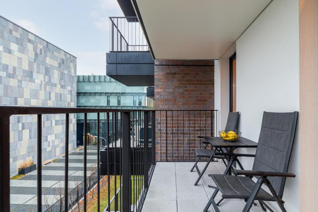 Balkón alebo terasa v ubytovaní Movie Jacuzzi Apartment at the Main Station by Noclegi Renters