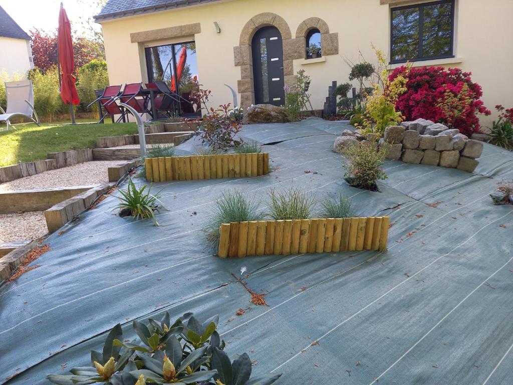 un patio con plantas y una casa en Campagne à la Ville en Pontivy