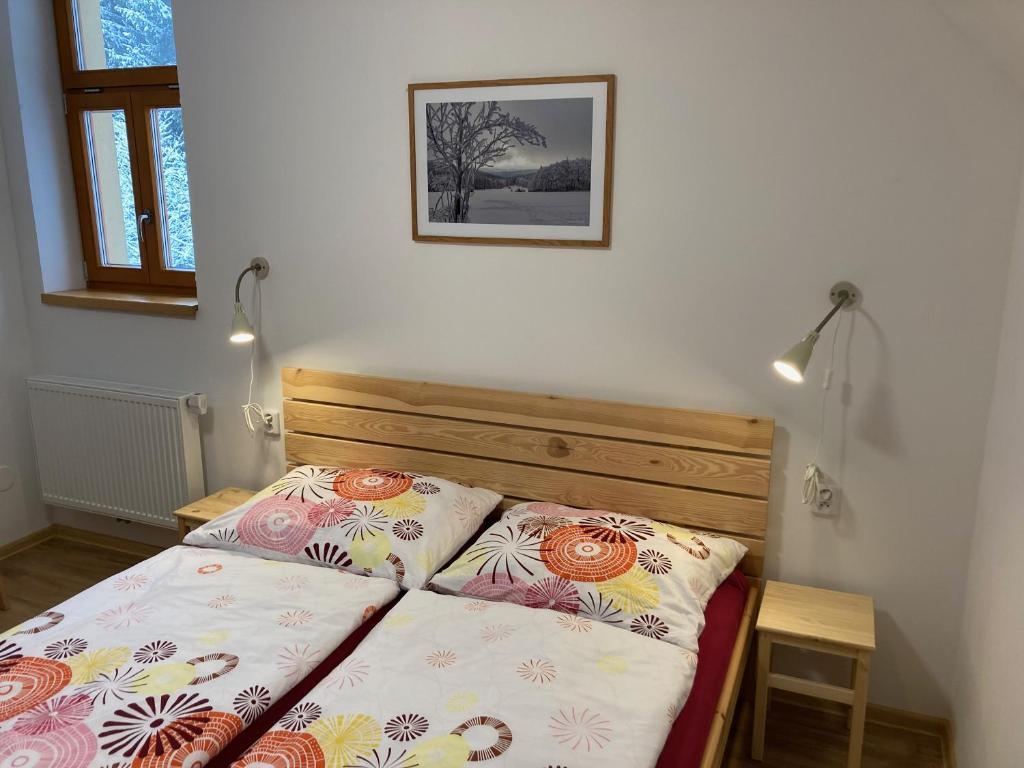 Postel nebo postele na pokoji v ubytování Šedivinské apartmány - rodinné apartmány v Orlických horách