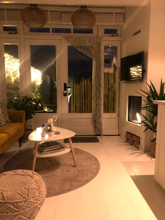 Posezení v ubytování Beach House For You - Luxe verblijf, 5 min van het strand