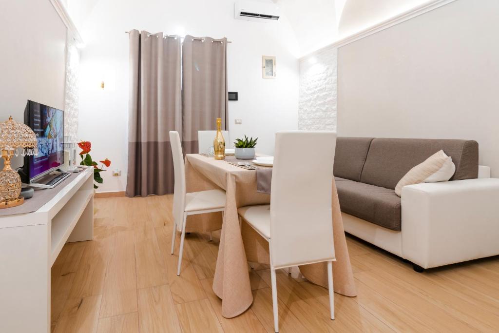 A seating area at Don Fulippu Home to city center