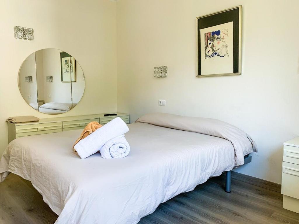una camera con due letti e uno specchio di Apartamento Perfección al lado de Caldea a Escaldes-Engordany