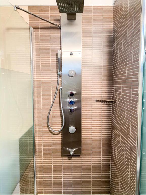 baño con cabina de ducha y puerta de cristal en Apartamento moderno Estanyó con vistas en Arinsal, en Mas de Ribafeta