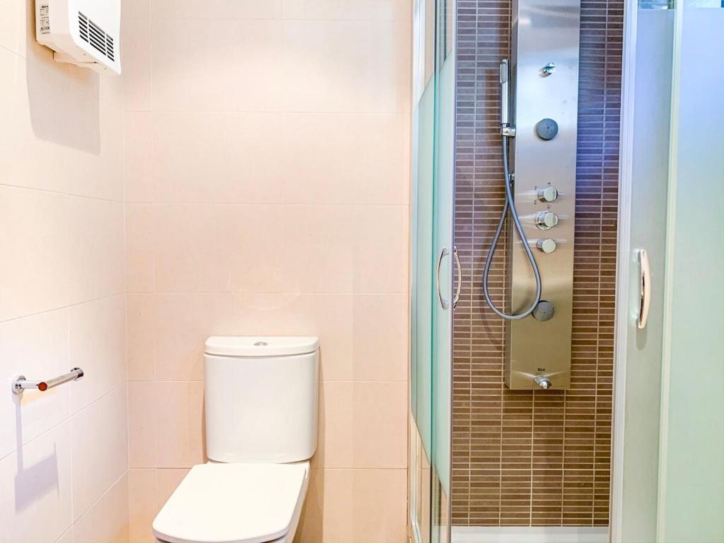 y baño con aseo y ducha. en Apartamento moderno Estanyó con vistas en Arinsal, en Mas de Ribafeta