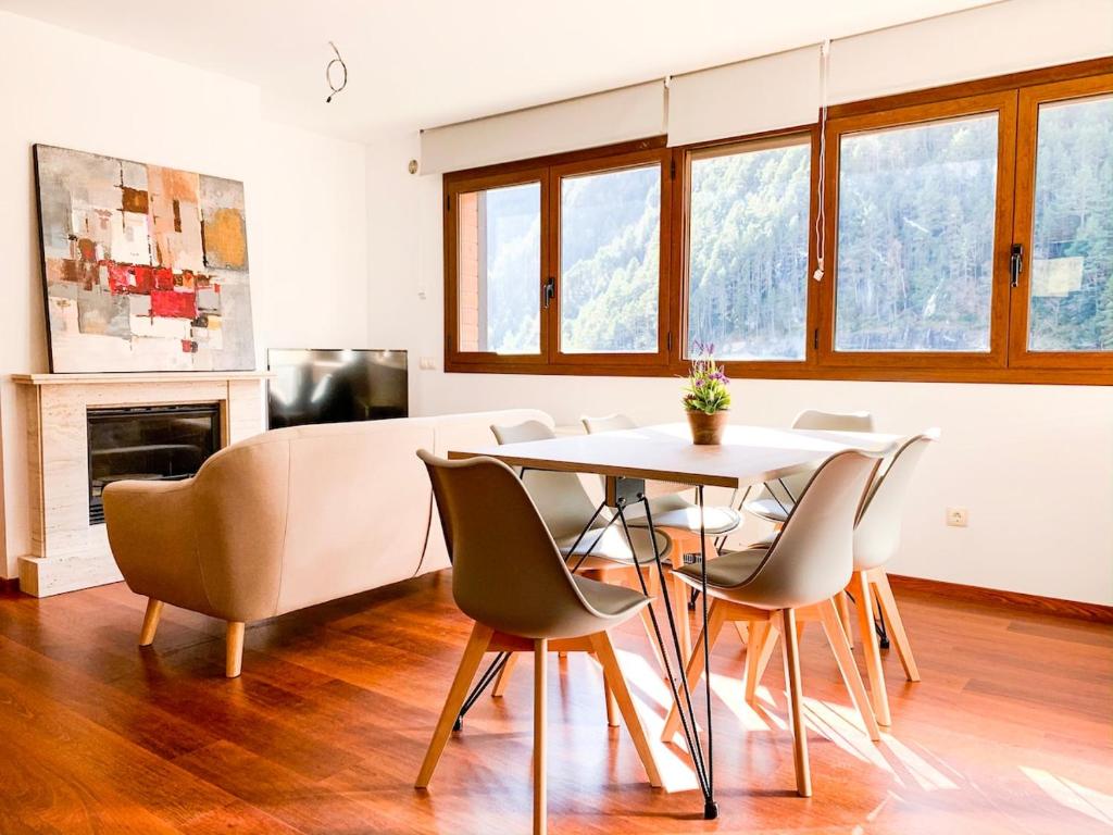 een eetkamer met een tafel en stoelen bij Apartamento moderno Perafita, con vistas en Arinsal in Mas de Ribafeta