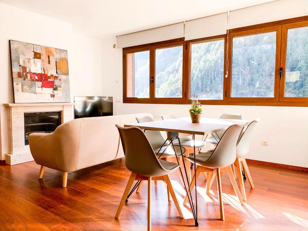 a dining room with a table and chairs at Apartamento moderno Coma Pedrosa con vista en Arinsal in Arinsal