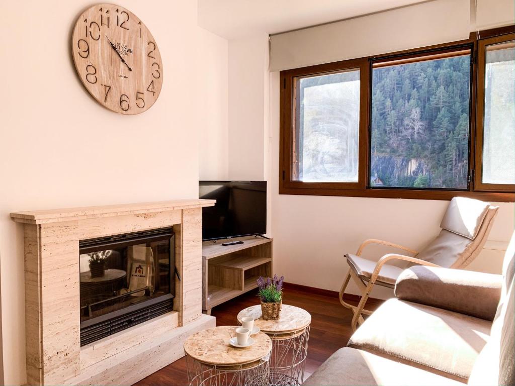 TV a/nebo společenská místnost v ubytování Apartamento moderno Coma Pedrosa con vista en Arinsal