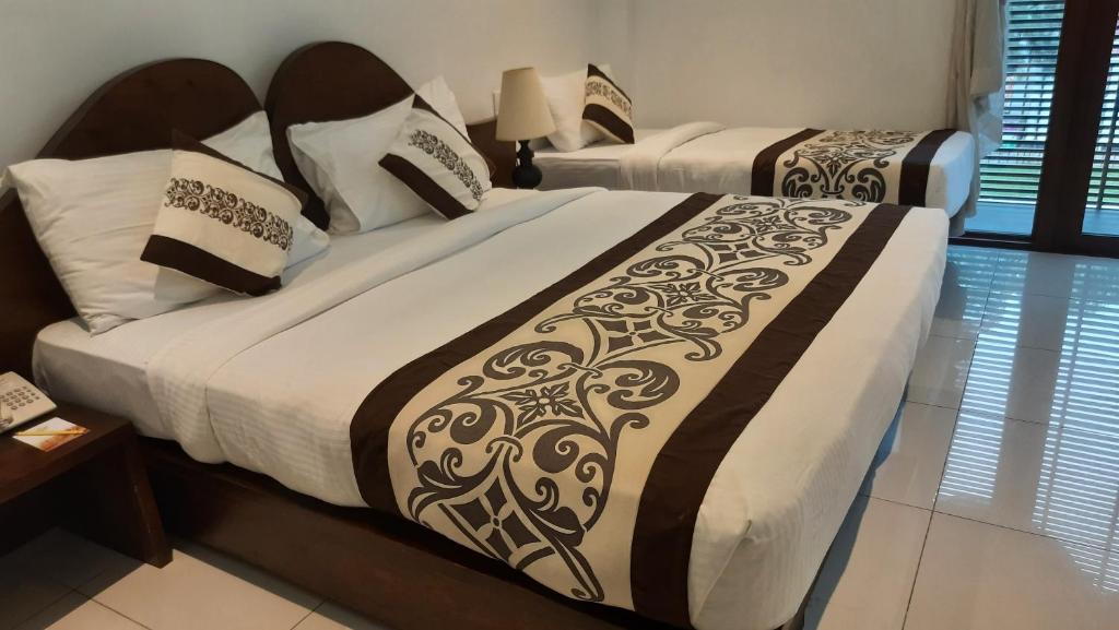 Postel nebo postele na pokoji v ubytování Royal Kandyan Hotel