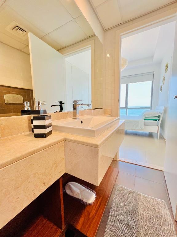 Fotografie z fotogalerie ubytování Luxurious 2 bedroom Beachfront Apartment - direct seaview v destinaci Ras al Khaimah