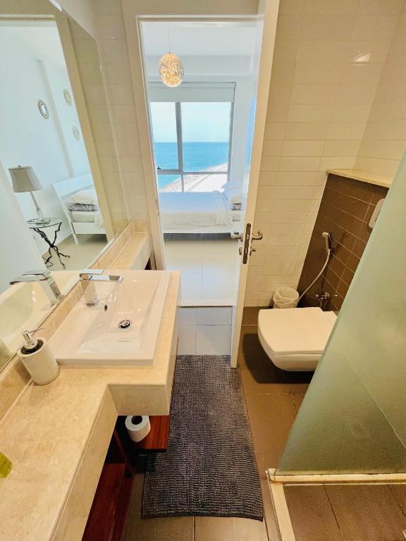 Koupelna v ubytování Luxurious 2 bedroom Beachfront Apartment - direct seaview