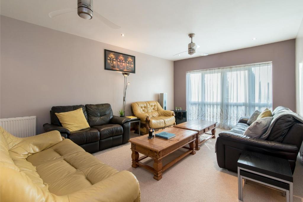 a living room with couches and a coffee table at Mountsorrel House - Spacious 5bed in Leicester Ideal for Families and Contractors in Mountsorrel