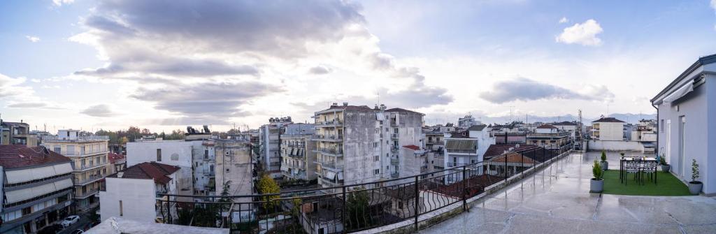 Nespecifikovaný výhled na destinaci Tríkala nebo výhled na město při pohledu z apartmánu