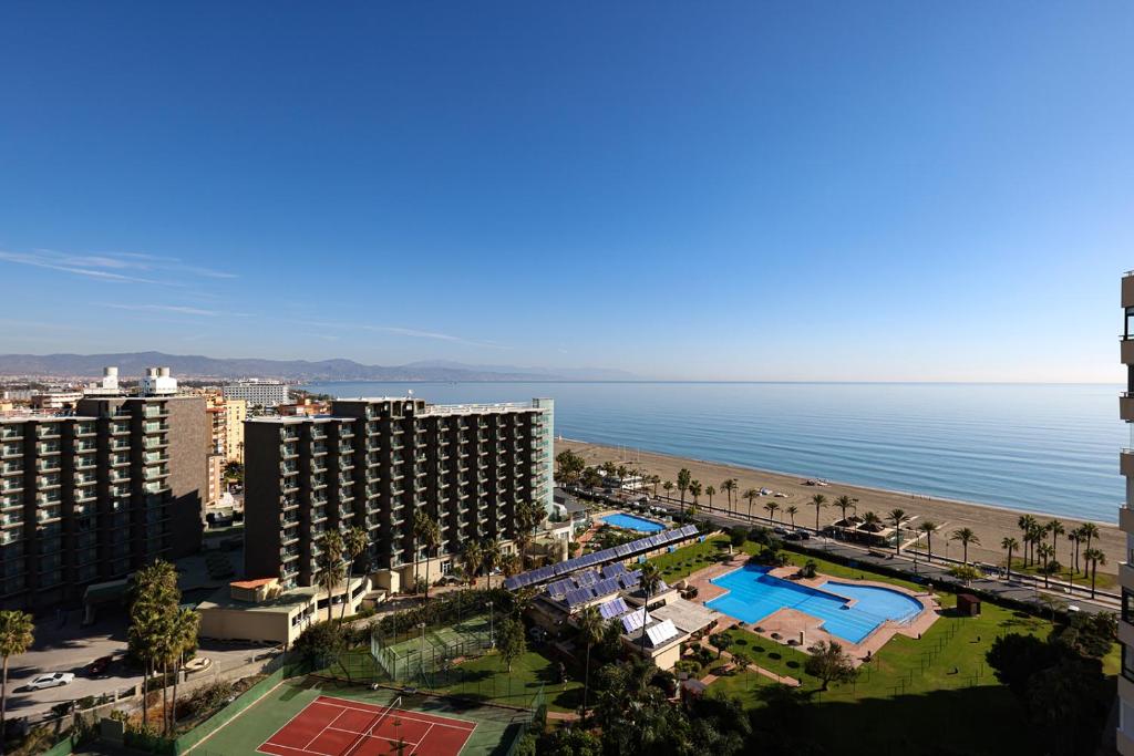 uma vista para a praia e para o oceano a partir de um hotel em Malaga Paradise Home em Torremolinos