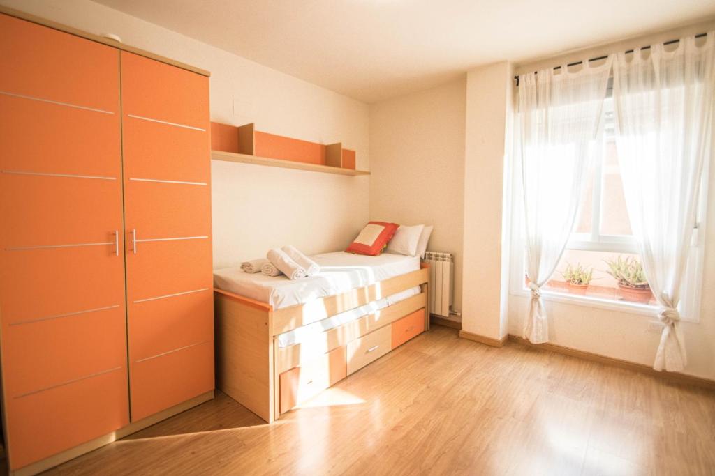 Posteľ alebo postele v izbe v ubytovaní Serrallo Apartment