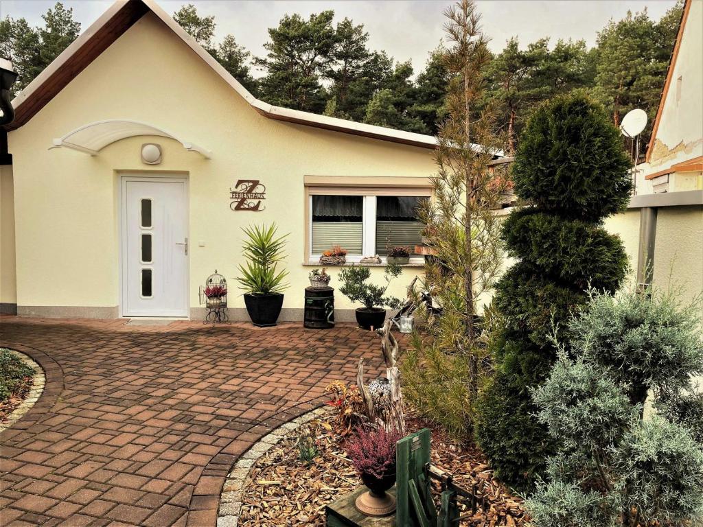 uma casa com uma entrada de tijolos em frente em Ferienhaus Zschieck em Torno