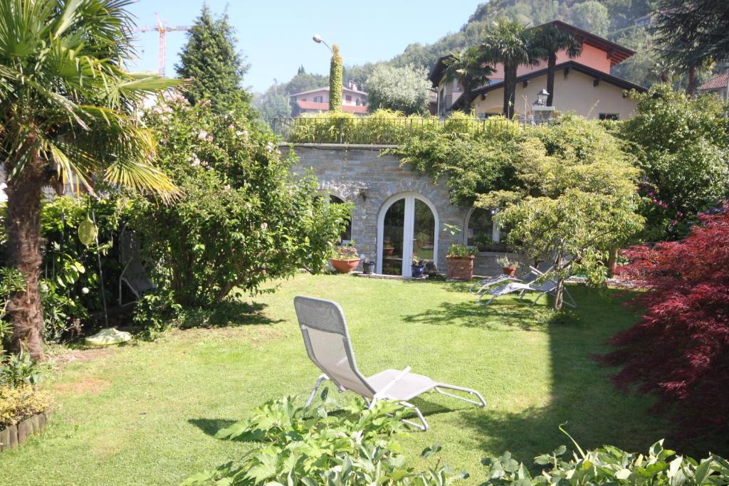 メナッジョにあるBalcone Fioritoの家の庭に座る椅子