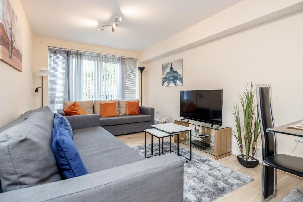 Khu vực ghế ngồi tại MPL Apartments Watford-Croxley Biz Parks Corporate Lets 2 bed FREE Parking