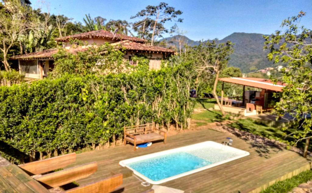 Vue sur la piscine de l'établissement Casa de Montanha na Praia ou sur une piscine à proximité