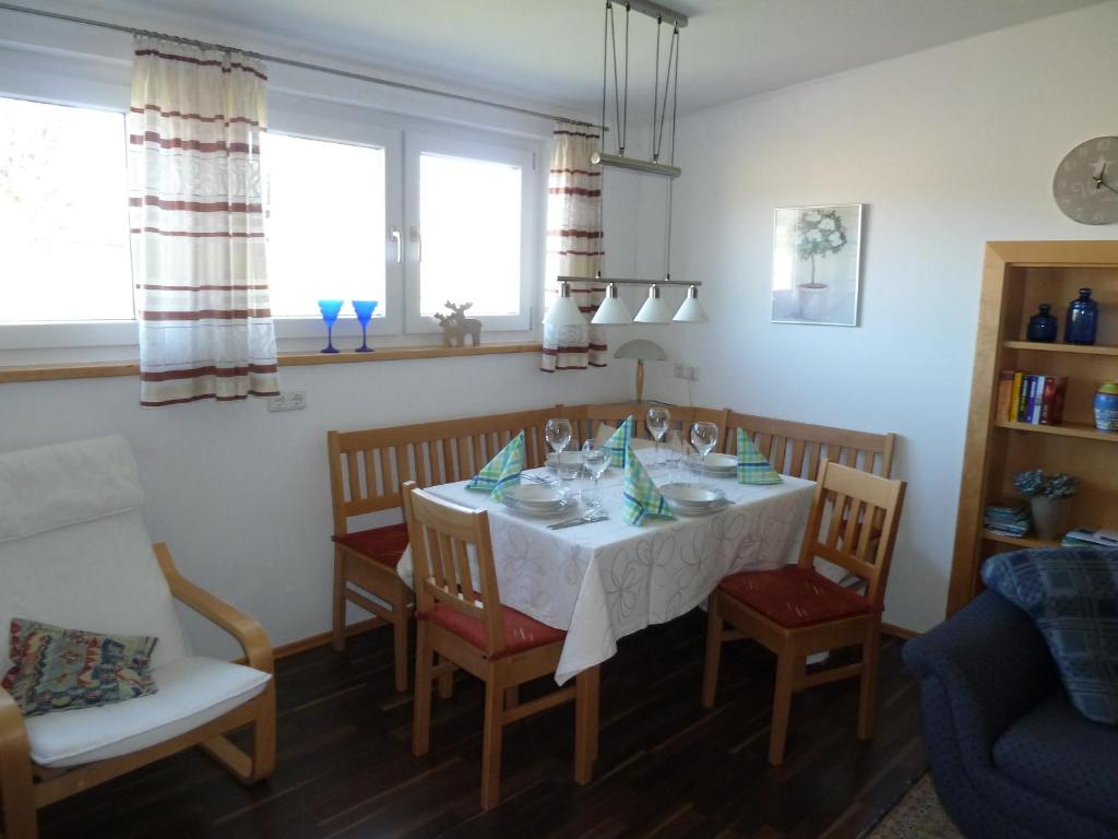 uma sala de jantar com mesa e cadeiras em Ferienwohnung Dachs em Zachenberg
