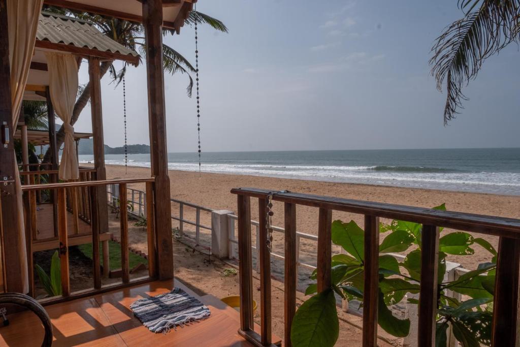 a view of the beach from the balcony of a beach house at Jardim a Mar in Agonda