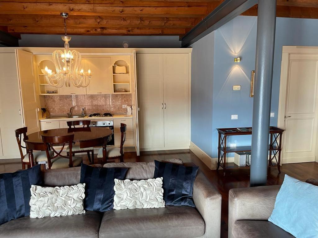 Posedenie v ubytovaní The Venice Penthouse and Rooftop-Terrace at Molino Stucky