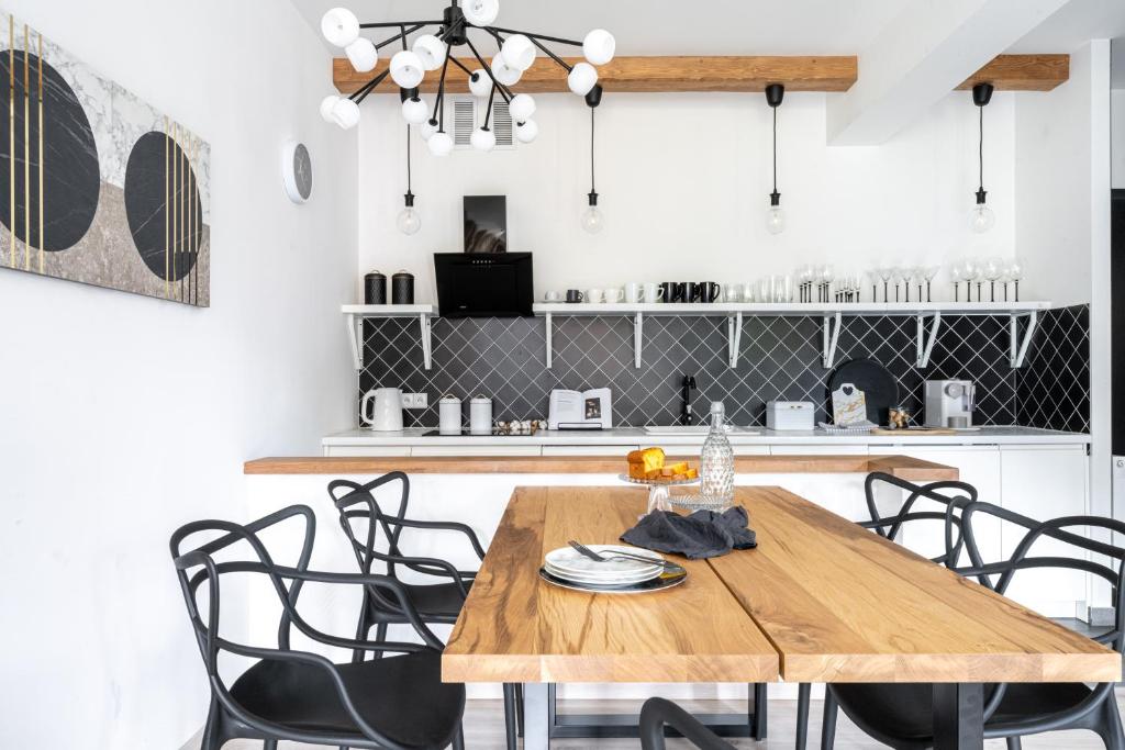 een keuken en eetkamer met een houten tafel en stoelen bij Apartament Onyks in Zakopane