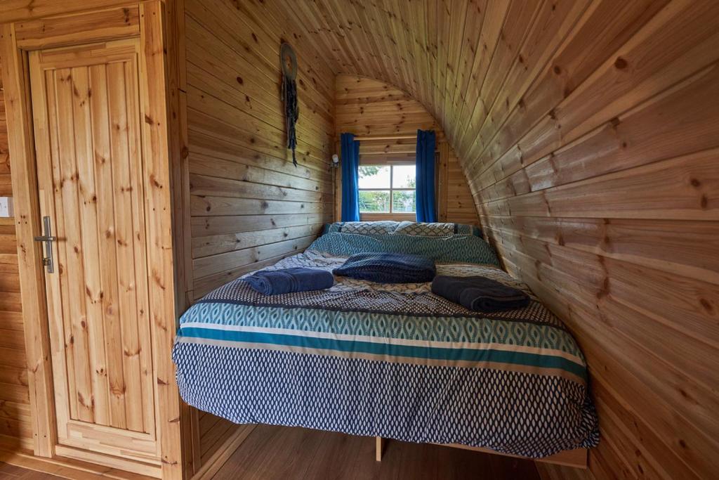 Postel nebo postele na pokoji v ubytování Woodpecker Pod with views