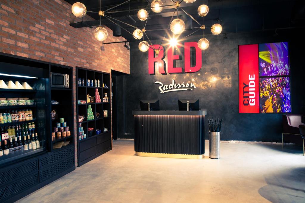 Radisson RED London Greenwich The O2 - Resim 28