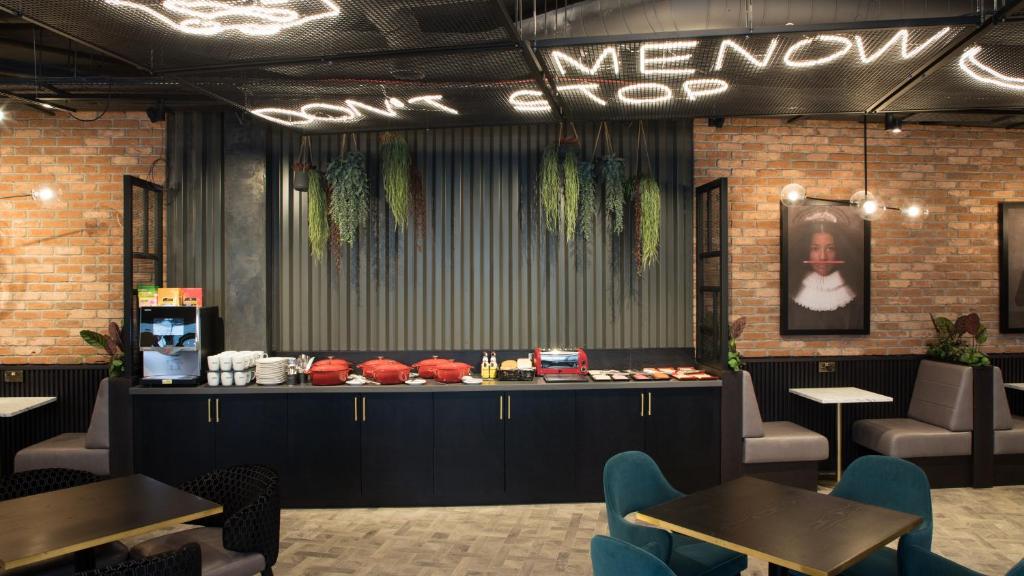 Radisson RED London Greenwich The O2 - Resim 15