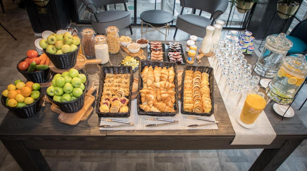 Radisson RED London Greenwich The O2 - Resim 13