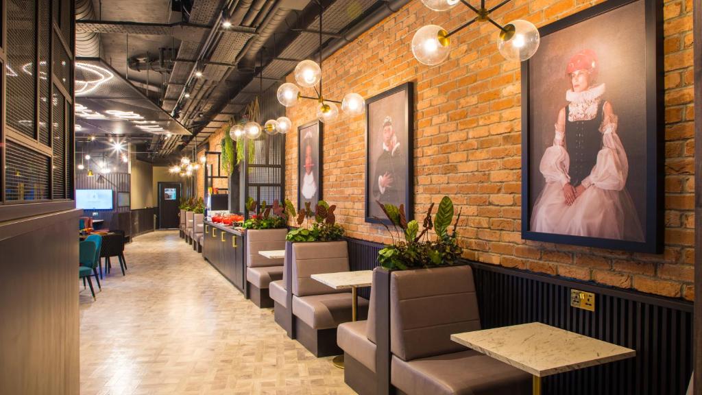 Radisson RED London Greenwich The O2 - Resim 20