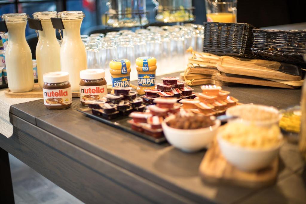 Radisson RED London Greenwich The O2 - Resim 16