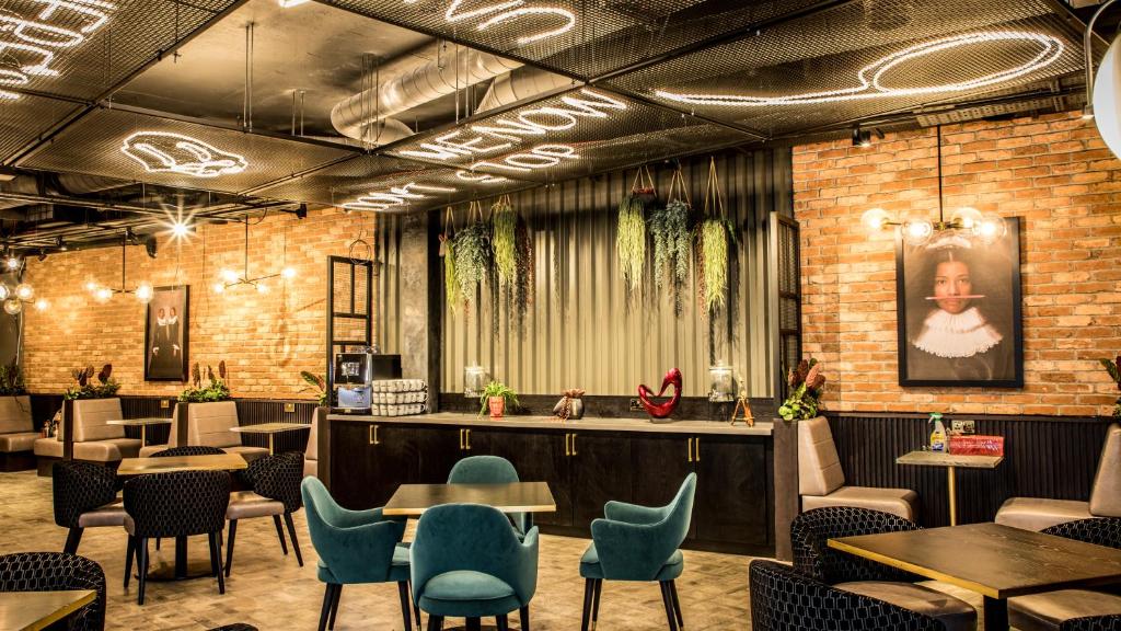 Radisson RED London Greenwich The O2 - Resim 17