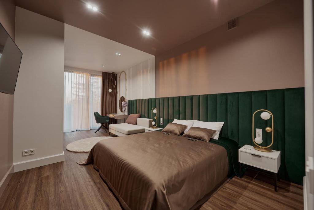 Säng eller sängar i ett rum på Kostjukowski Apartments Avalon