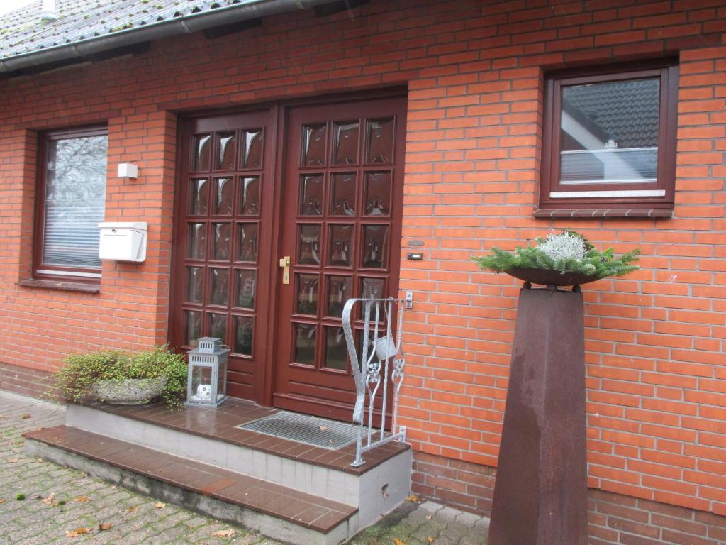 a brick house with a door and a bench in front at Ferienhaus Biernat in Prinzenmoor