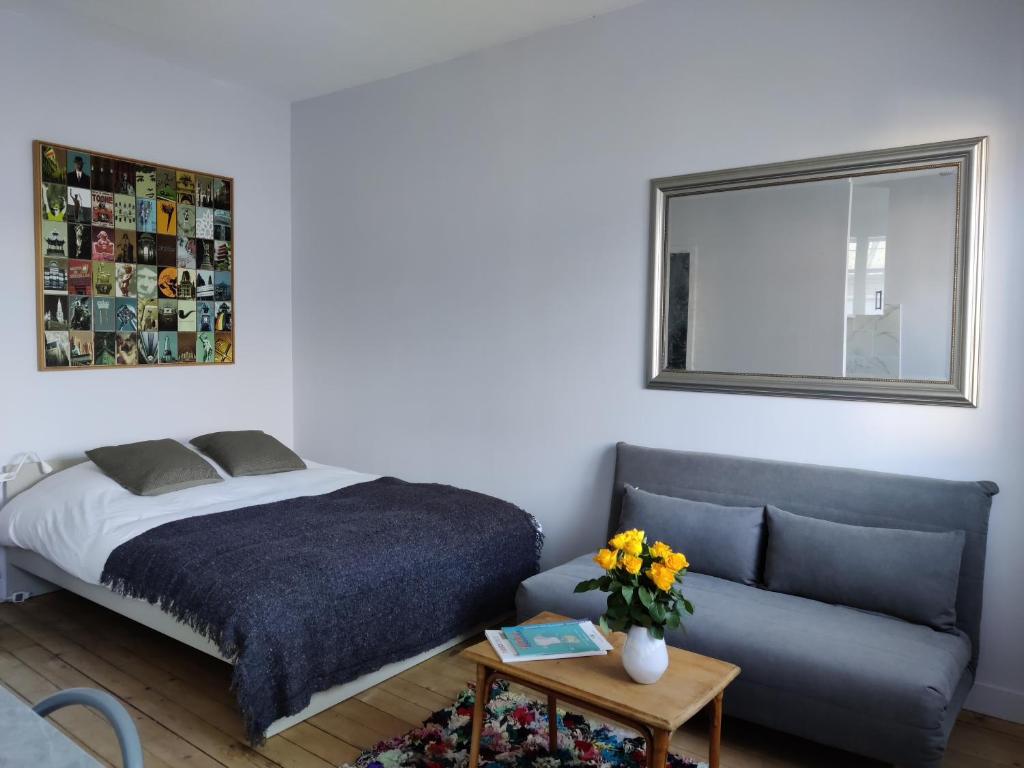 une chambre avec un lit et un canapé dans l'établissement Studio équipé, grande terrasse, à côté de la gare, à Tours