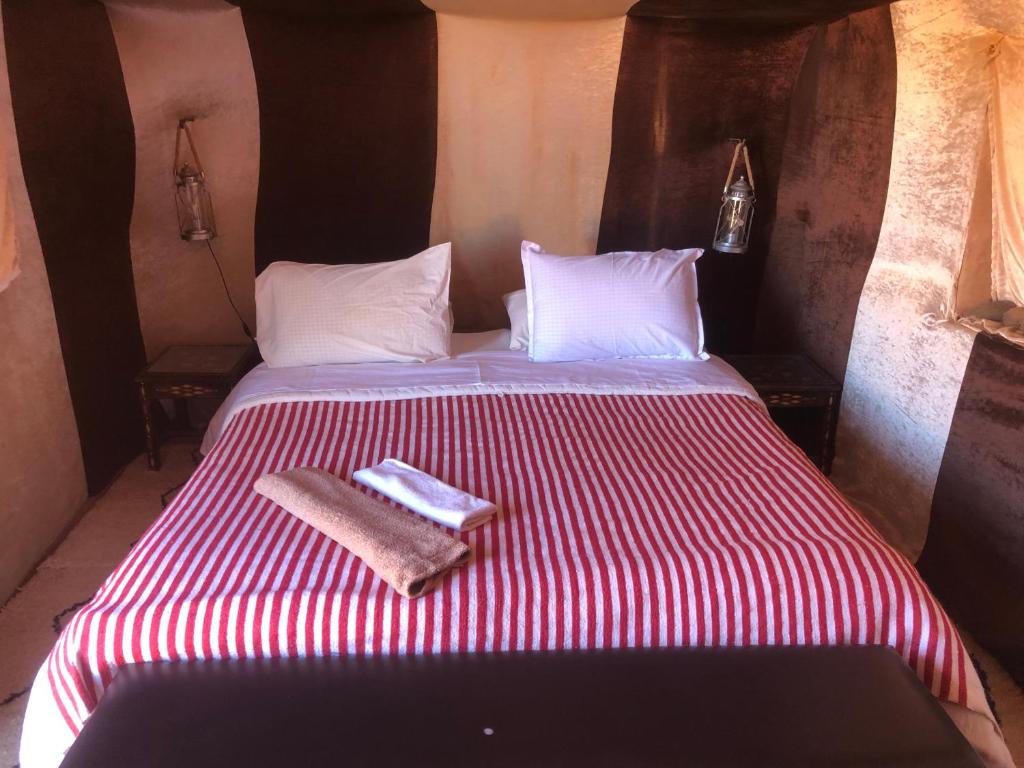 Letto o letti in una camera di Mhamid Luxury Camp Experience