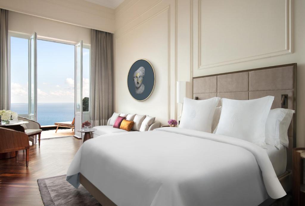 Postel nebo postele na pokoji v ubytování San Domenico Palace, Taormina, A Four Seasons Hotel