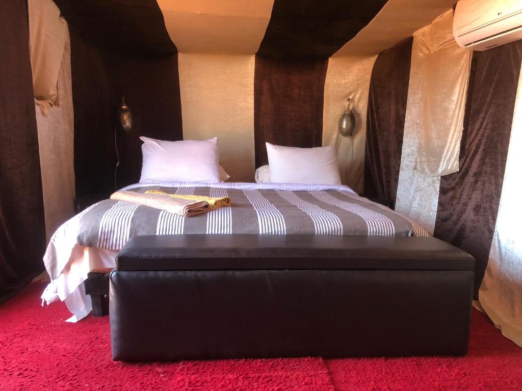 Letto o letti in una camera di Mhamid Luxury Camp Experience