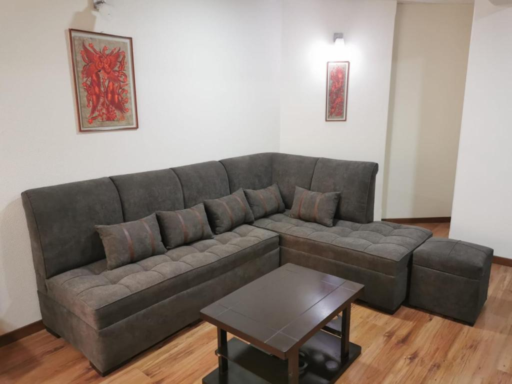 - un canapé gris dans le salon avec une table dans l'établissement Nido 906, à La Paz