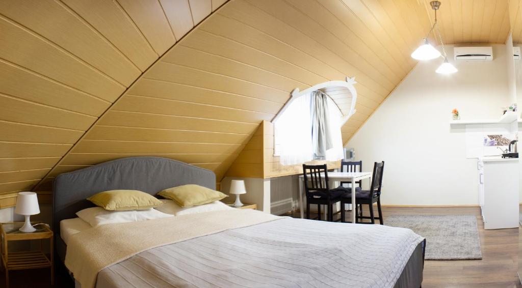 A bed or beds in a room at Aqua&Luna Apartman