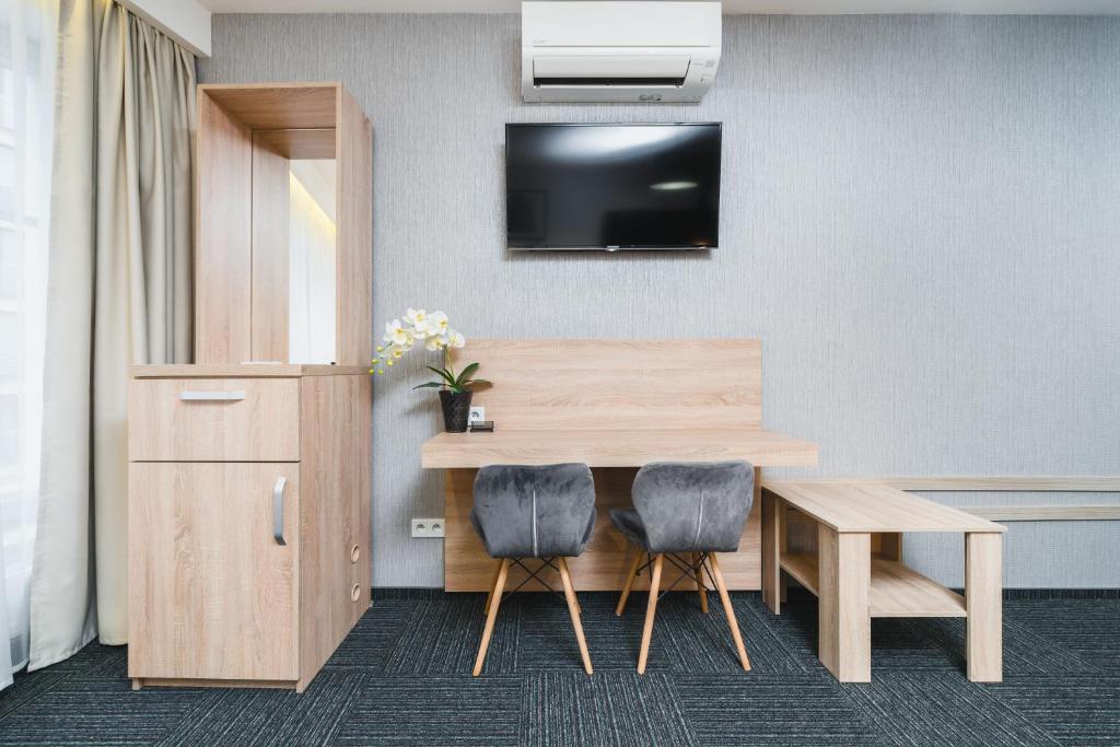 Televízia a/alebo spoločenská miestnosť v ubytovaní Aron Residence - by Upstairs