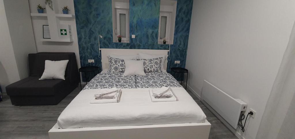 Posteľ alebo postele v izbe v ubytovaní Apartmani Karlo