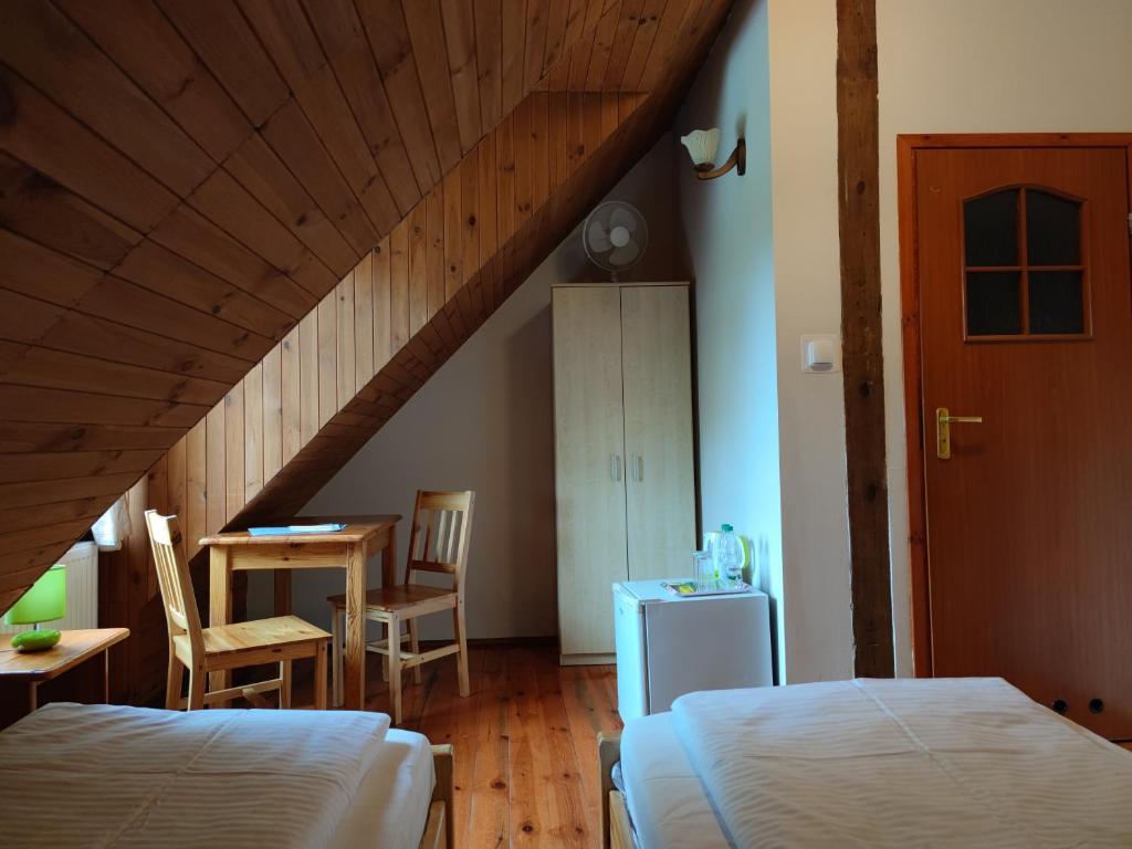 Folwark Łuknajno nad Jeziorem Śniardwy Gospoda Dziedzictwo Kulinarne Warmia-Mazury - Habitación Pequeña Con 2 Camas Individuales